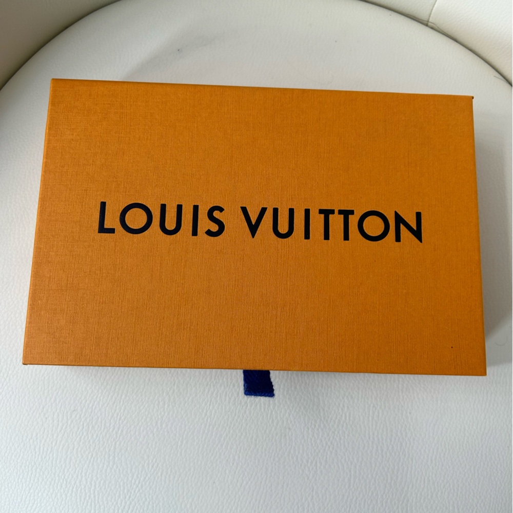 Louis Vuitton Silk Monogram Escale Perfect
Match Bandeau Bleu Rose